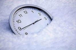 kartinka clock v snegu